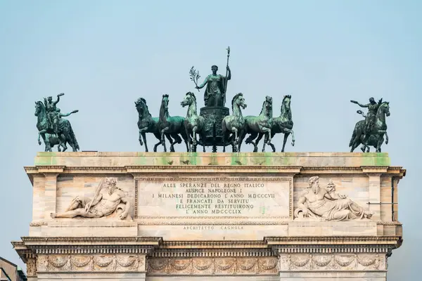 İtalya, Milano 'da Arco della Pace' in tepesindeki Quadriga heykeli