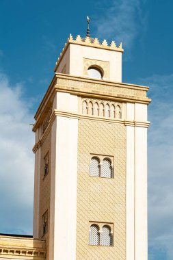 Geleneksel Moorish tasarımı ile Malaga 'da bir cami minaresi. Endülüs, İspanya