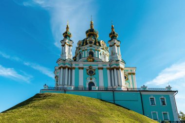 Kyiv 'deki St. Andrews Kilisesi, Ukrayna' daki yeşil tepenin barok simgesi.