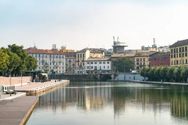 Milano Navigli bölgesinde kanal ve renkli tarihi binalar