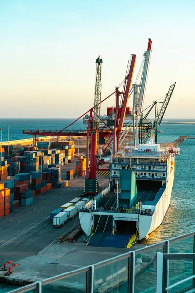 Ro-Ro feribotunu vinç ve konteynırlarla birlikte liman terminaline boşalt