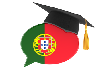 Mezuniyet şapkalı Portekiz bayrağı konuşma balonu, dil öğrenme konsepti. Şeffaf arkaplanda 3B görüntüleme izole edildi