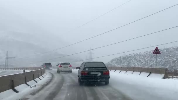 Several Cars Driving Mountain Road Heavy Snowfall Bad Weather Mountains — Vídeos de Stock