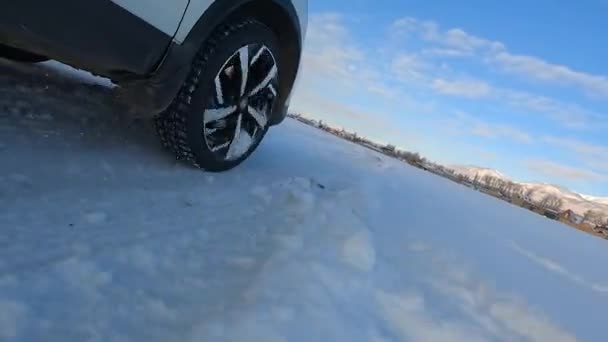 Close Right Front Wheel Suv White Car Driving Snowy Field — Vídeos de Stock