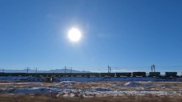 Вид Довгий Потяг Вантажними Вагонами Потяг Їде Гори Киргизстану Сонячний — стокове відео