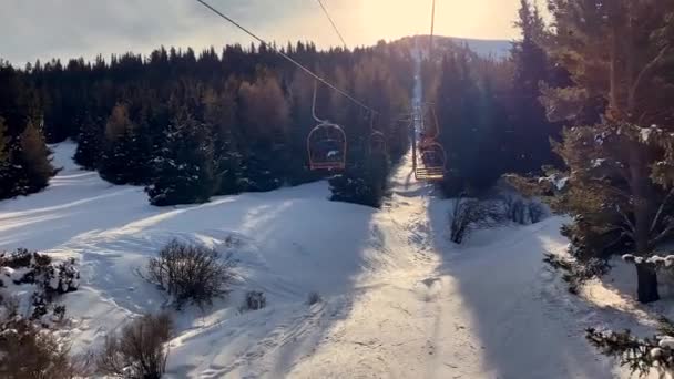 Kablolu Araba Kar Beyazı Yamaçlardan Kayak Yapmak Için Harika Bir — Stok video