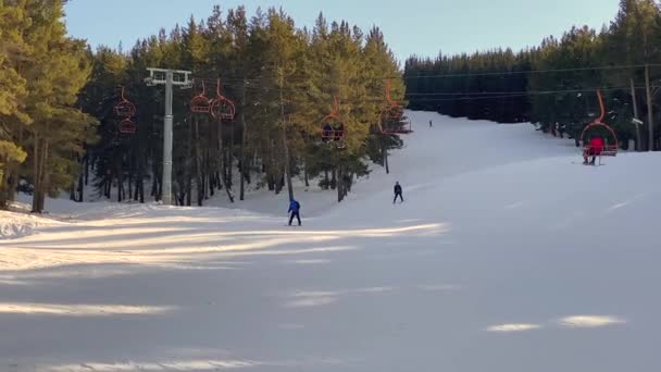 Two Downhill Skiers Riding Snow White Slope Karakol Mountain Ski — 비디오