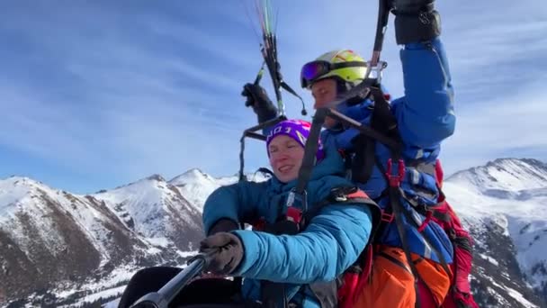 Skärmflygning Över Karakaols Skidbas Kirgizistan Flickan Flyger Paraglider Med Instruktör — Stockvideo