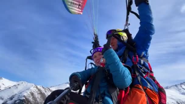 Paragliding Flight Instructor Karakaol Mountain Ski Base Kyrgyzstan Girl Flying — Wideo stockowe