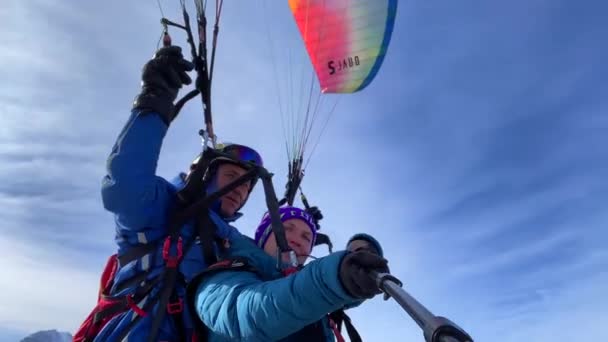 Girl Flying Paraglider Backdrop Majestic Mountains Snow White Slopes Covered — Vídeo de stock