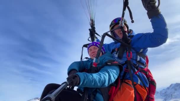 Eğitmeni Olan Bir Kız Karakol Dağ Kayak Üssünde Görkemli Dağların — Stok video
