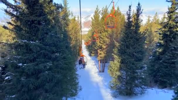 Bir Adam Bir Çocuk Kırgızistan Daki Karakol Kayak Üssünde Asansöre — Stok video