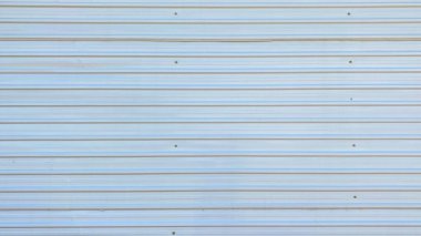 Galvanizli çatı kaplama örtüsü. Doku gümüş çelik kıvrımlı demirden yapılmıştır. Demir çit.