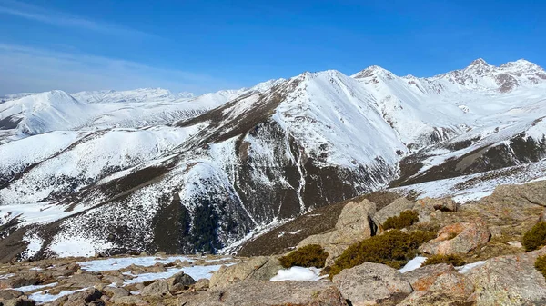 Montanhas Cobertas Neve Rochas Vegetação Escassa Bela Vista Paisagem Montanha — Fotografia de Stock