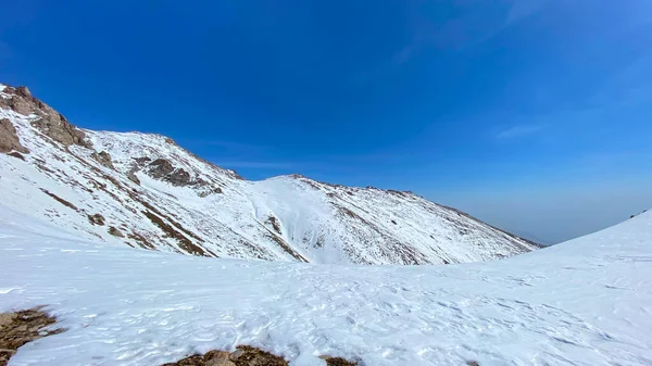 Utsikt Över Snötäckta Bergen Bergslandskap Kirgizistans Fantastiska Natur Blå Himmel — Stockfoto