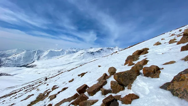 Χιονισμένα Βουνά Και Ένας Όμορφος Γαλάζιος Ουρανός Χειμερινό Ορεινό Τοπίο — Φωτογραφία Αρχείου