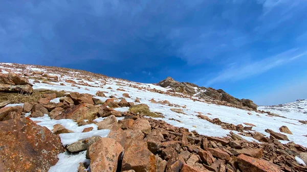 Зимний Горный Пейзаж Удивительная Природа Кыргызстана Красивое Голубое Небо Красные — стоковое фото