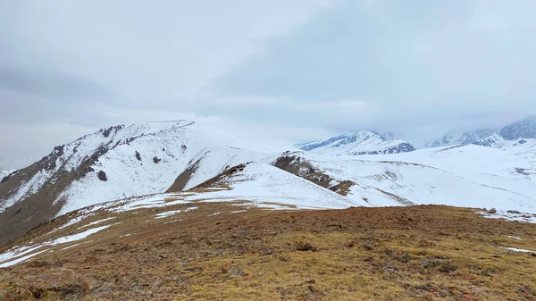 눈덮인 아름답다 구름낀 자연적 키르기스스탄의 놀라운 — 스톡 사진