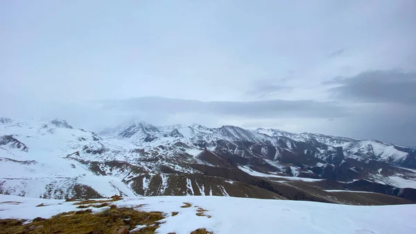 Ośnieżone Góry Piękny Widok Melancholijny Krajobraz Górski Chmurne Niebo Naturalne — Zdjęcie stockowe
