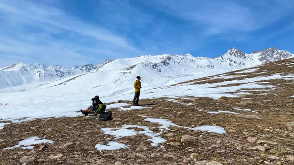 Dos Turistas Descansan Ladera Una Posibilidad Remota Hermoso Paisaje Montaña — Foto de Stock