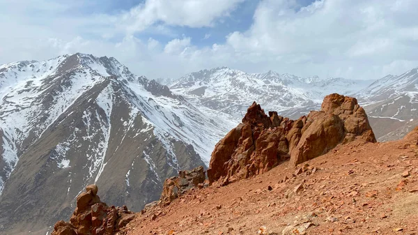 이로운산 풍경을 십시오 눈덮인 산들로 이루어진 파노라마 키르기스스탄의 아름다운 자연이죠 — 스톡 사진