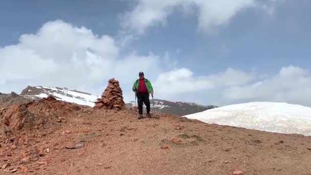 Joven Turista Con Bastones Trekking Pasea Por Las Montañas Hermoso — Vídeo de stock