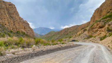 İnanılmaz bir dağ manzarası. Yılanımsı dağ yolları. Kanyonun panoraması. Kırgızistan 'ın güzel doğası.