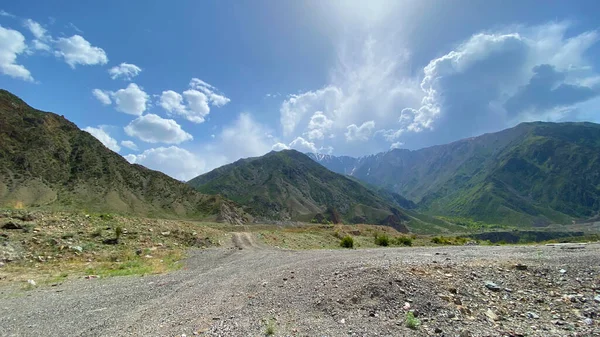 Strada Montagna Natura Straordinaria Del Kirghizistan Bellissimo Paesaggio Montano Colline — Foto Stock