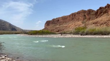 Dağ manzarası. Resmedilmeye değer bir göl manzarası. Kanyon ve dağ nehri manzarası çok güzel. Kırgızistan 'ın inanılmaz doğası.