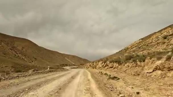 Kocsival Utazik Kirgizisztánban Izgalmas Kaland Közúti Szerpentin Kilátás Egy Piszkos — Stock videók