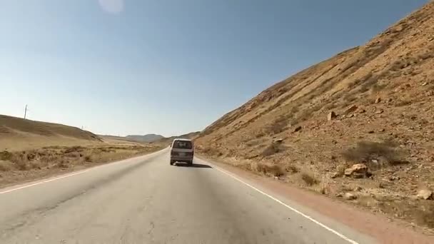 Reizen Minibusje Kirgizië Uitzicht Bergen Groene Heuvels Bergkammen Asfaltweg Prachtig — Stockvideo