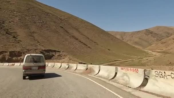 키르기스스탄의 미니밴으로 여행하는 아름다운 사막의 산등성이 아스팔트 바라본다 흥미진진 — 비디오