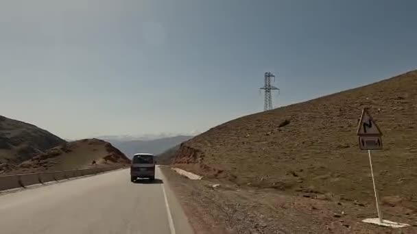Pohled Okna Auta Hory Zelené Kopce Hřebeny Asfaltovou Silnici Cestování — Stock video