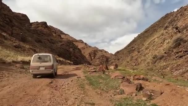 Minivan Projíždí Malebnou Soutěskou Krásné Horské Údolí Špinavá Cesta Skály — Stock video