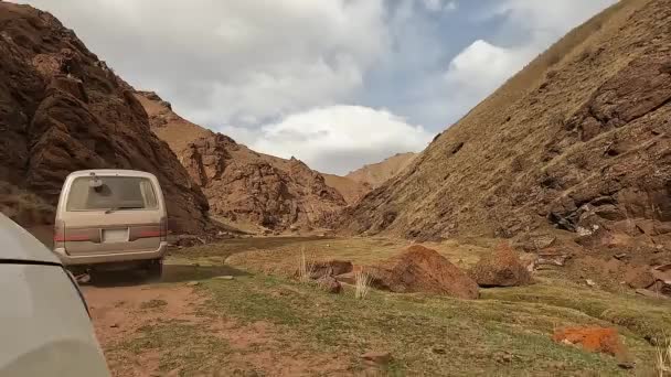 Prachtige Bergvallei Minibus Rijdt Door Een Pittoreske Kloof Vuile Weg — Stockvideo
