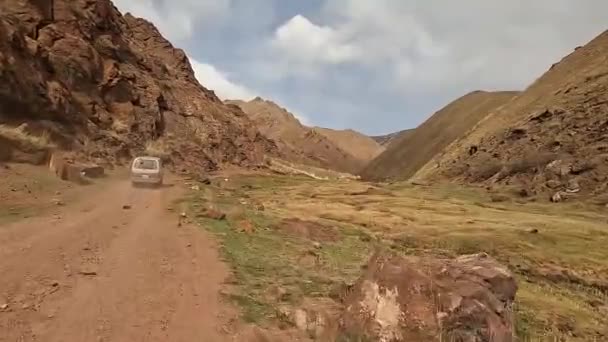 Vzrušující Silniční Dobrodružství Kyrgyzstánu Minivan Projíždí Malebnou Soutěskou Špinavá Cesta — Stock video