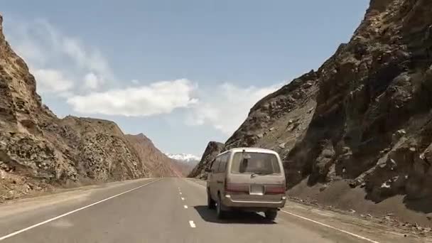 미니밴 아름다운 협곡을 통과하는 아름다운 눈덮인 풍경이죠 키르기스스탄에서의 흥미진진 — 비디오