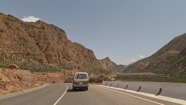 Krásné Horské Údolí Minivan Projíždí Malebnou Soutěskou Barevné Skály Zelené — Stock video