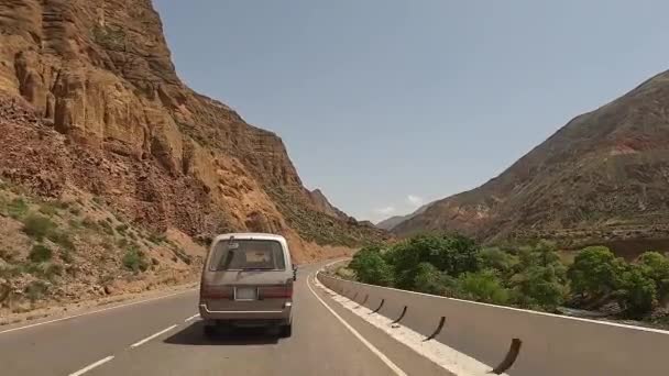 Una Minivan Supera Otro Coche Conduciendo Través Pintoresco Desfiladero Rocas — Vídeo de stock