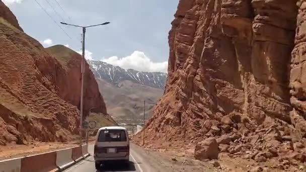 Minivan Jede Mezi Dvěma Vysokými Skálami Krásné Horské Údolí Barevné — Stock video