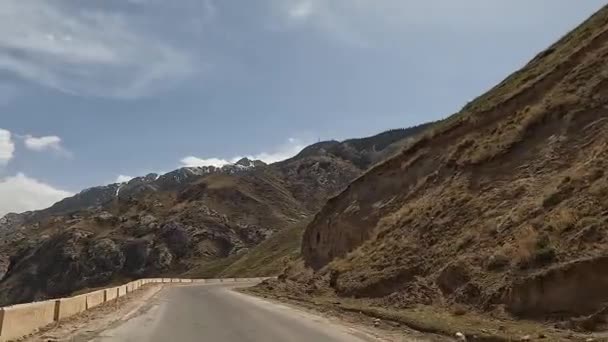 Pohled Okna Auta Úžasné Horské Krajiny Cestování Autem Kyrgyzstánu Pohled — Stock video