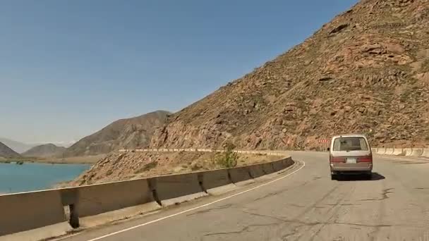 Przejazd Minivanem Obok Pięknego Niebieskiego Górskiego Jeziora Widok Okna Samochodu — Wideo stockowe