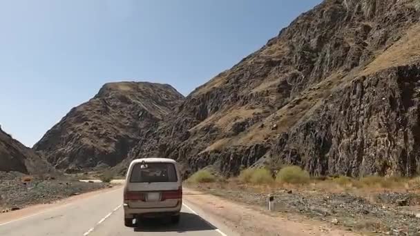 Ein Spannendes Straßenabenteuer Kirgisistan Rückansicht Eines Minivans Der Auf Einer — Stockvideo