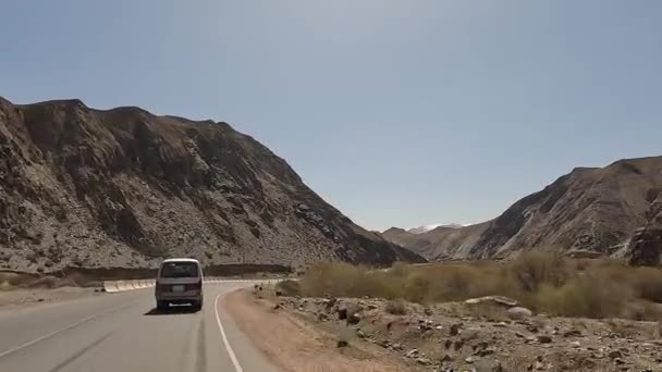 乘坐面包车在山路上旅行 美丽的山谷 迷人的风景 吉尔吉斯斯坦令人激动的道路冒险 — 图库视频影像
