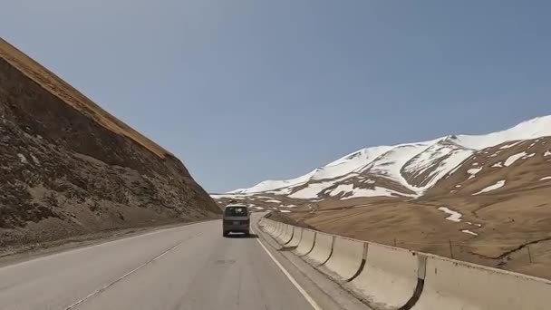 미니밴 아름다운 산골짜기를 지나고 과높은 산들이 있노라 키르기스스탄에서의 흥미진진 — 비디오