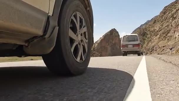 Tampilan Bawah Roda Kanan Depan Suv Dan Minivan Bergerak Depan — Stok Video