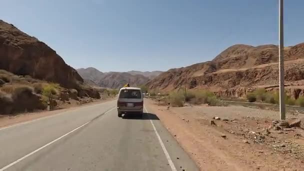 Een Man Kijkt Uit Het Dak Van Een Minibusje Neemt — Stockvideo