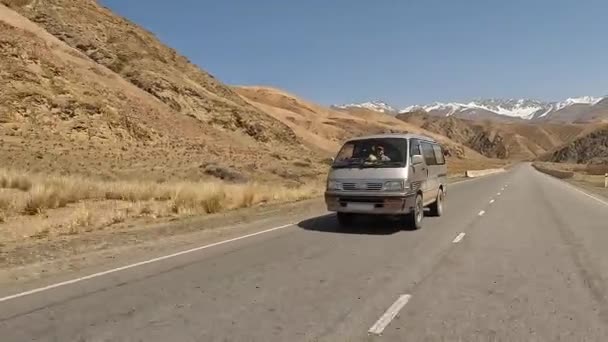 Het Bedrijf Reist Door Kirgizië Een Minibusje Prachtig Zomers Berglandschap — Stockvideo