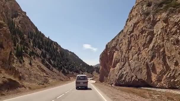 아름다운 산속의 협곡을 통과하는 미니밴이 보인다 키르기스스탄의 흥미진진 모험이었습니다 놀라운 — 비디오