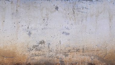 Eski beton duvar. Üzerinde çizikler, çatlaklar, çizikler ve çentikler olan taş bir yüzey. Soyut bina arkaplanı.